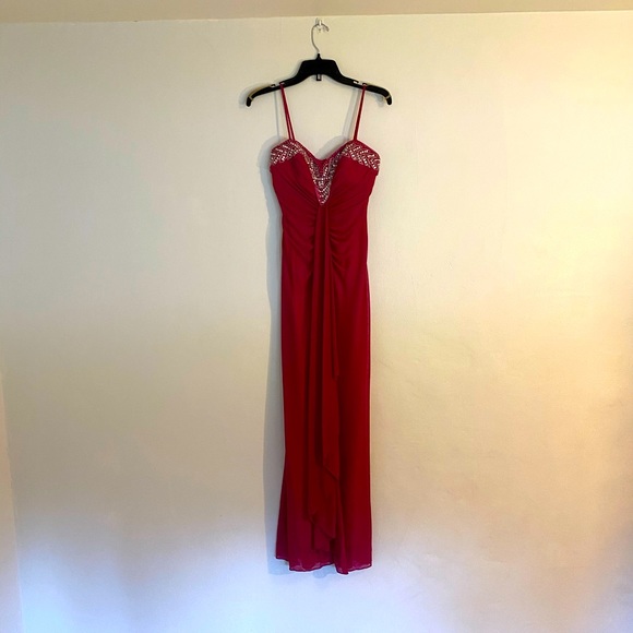 Elegant floor length formal - Picture 1 of 3